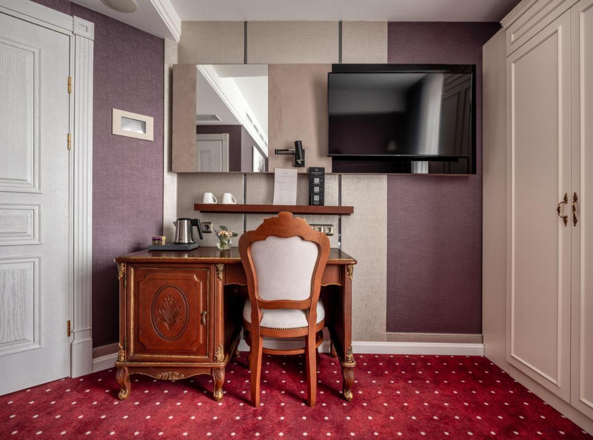 利沃夫大酒店 外观 照片 A room at the hotel