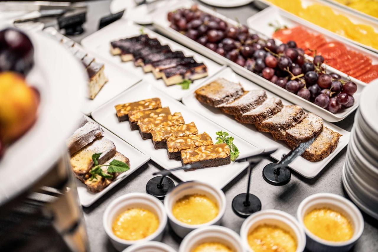 利沃夫大酒店 外观 照片 A selection of desserts