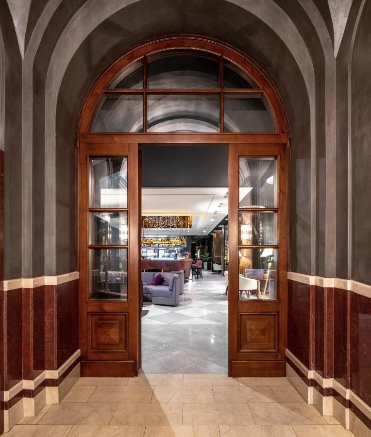 利沃夫大酒店 外观 照片 Entrance to the hotel
