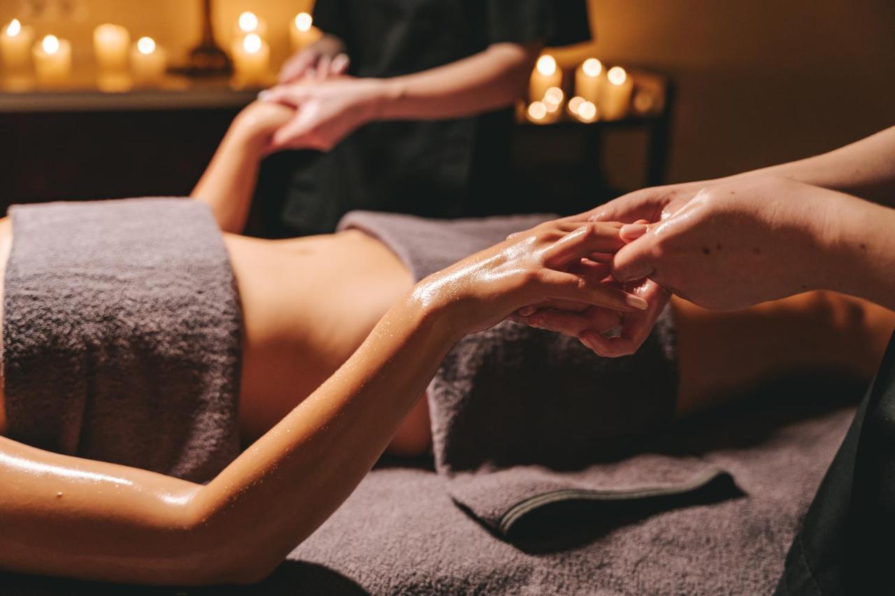 利沃夫大酒店 外观 照片 A woman receiving a massage