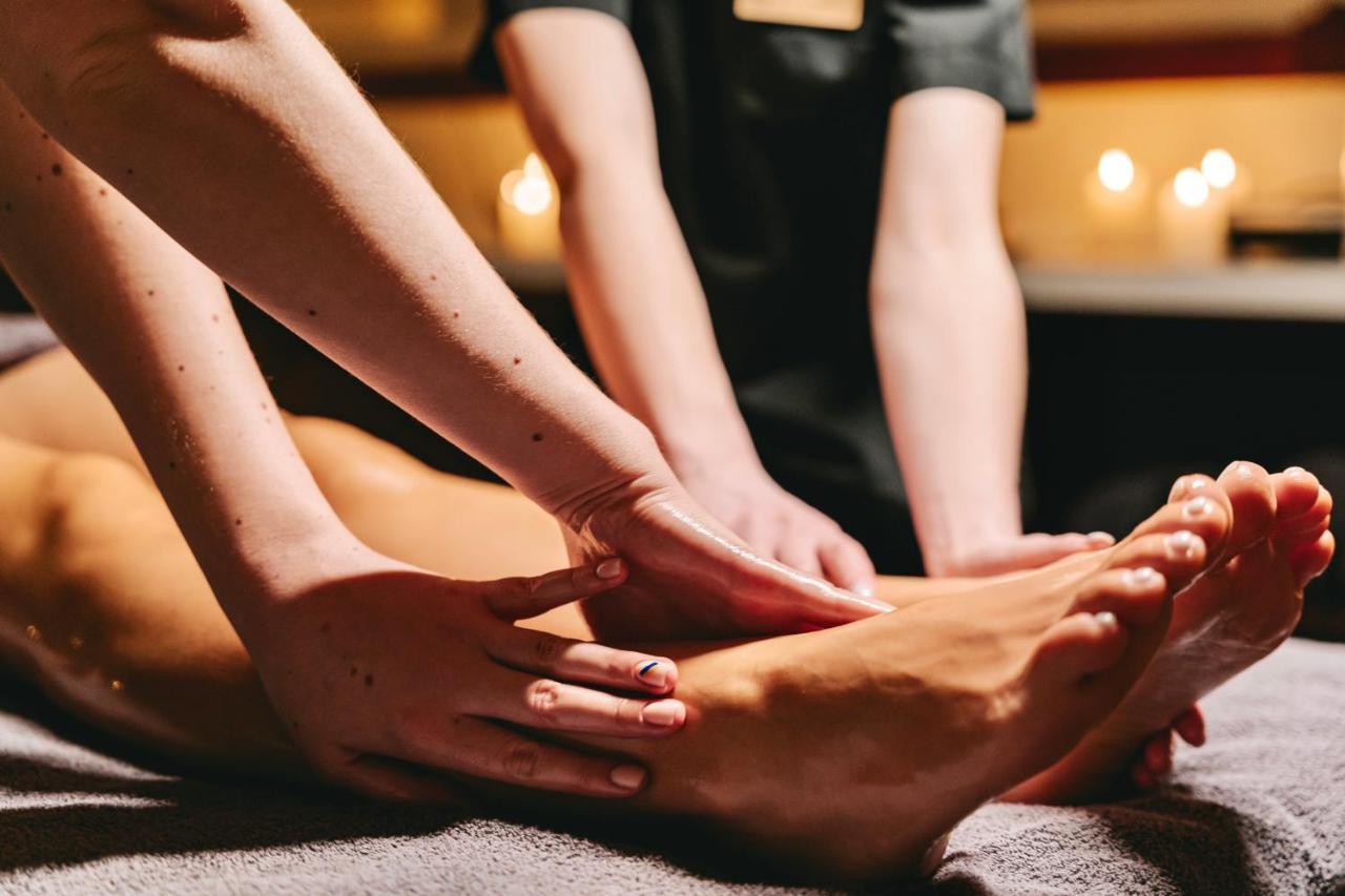 利沃夫大酒店 外观 照片 A foot massage
