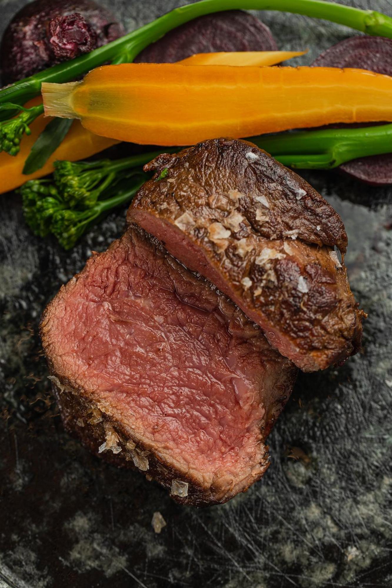 利沃夫大酒店 外观 照片 A cooked steak