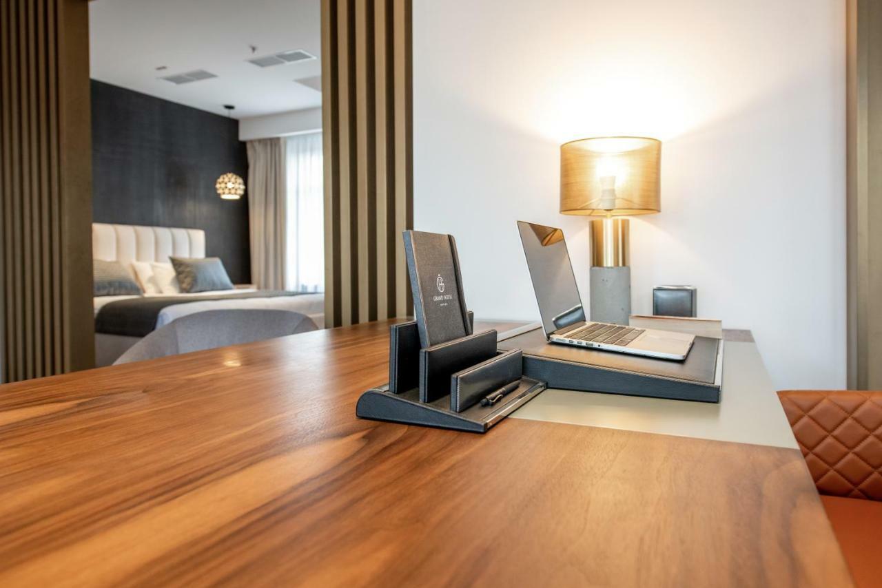 利沃夫大酒店 外观 照片 A room at the hotel